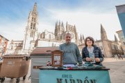 El edil de Medio Ambiente, Carlos Niño, y Yolanda Fulgueiras, de la empresa Anthesis, presentaron la campaña informativa 'Abre el marrón, cierra el círculo. Tu tarjeta es la llave'.