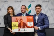 Leyre Sanz y Mario Pérez, de AJE Burgos, junto a Ramón Sobremonte, director general de Cajaviva Caja Rural (centro).