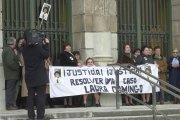 Una de las concentraciones a las puertas del Palacio de Justicia reclamando justicia para Laura Domingo.