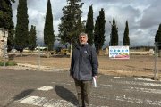 El nuevo presidente de la asociación de vecinos junto a las obras del aparcamiento