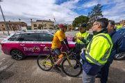 Un ciclista conversa en Tardajos con la Guardia Civil y el jefe de la DGT en Burgos.
