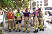 Bomberos revisan el mecanismo de apertura de un aparcabicis cubierto en la plaza de España.