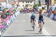 La neerlandesa Mischa Bredewold entra victoriosa en la meta de Medina de Pomar.