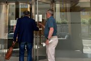 El alcalde de La Cueva de Roa accediendo al juzgado