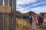 Un grupo de escolares se adentra en un poblado de la Edad de Hierro