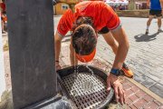 Las temperaturas no dan tregua por culpa de la ola de calor y obligan a refrescarse, como este deportista en una fuente de Burgos.