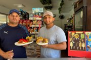 Los hermanos Jairo y Jefferson gestionan desde el año pasado el bar de la piscina