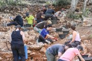Equipo de unas 15 personas que trabajan en Estatuas que tiene dos zonas de excavacin en el exterior y dentro de la cueva.