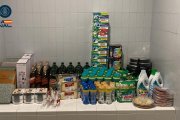 La policía encontró en el coche de las detenidas alimentos, productos de limpieza y artículos de menaje valorados en más de 1.200 euros.