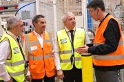 El delegado del Gobierno, Nicanor Sen, durante su visita a la factoría de la multinacional en el polígono burgalés de Villalonquéjar, acompañado de Ricardo García, presidente de BAM.