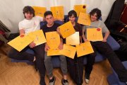El grupo burgalés Memocracia, con varios ejemplares de su último disco.