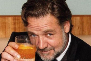 Rusell Crowe, brindando-INSTAGRAM