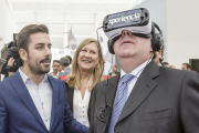 Juan Vicente Herrera  prueba unas gafas de realidad virtual.-SANTI OTERO