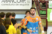 Los jugadores del Villa de Aranda salen a la cancha. En las gradas había carteles reclamando el nuevo hospital.-ALBERTO CALVO