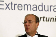 El presidente de Extremadura, José Antonio Monago, en el desayuno informativo que ha ofrecido este lunes en Madrid.-Foto:  EFE / JAVIER LIZÓN