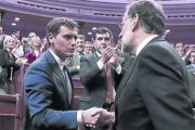 Albert Rivera y Mariano Rajoy se saludan, tras la votación de investidura en la que el candidato del PP logró su reelección.-DAVID CASTRO