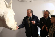 El presidente de la Junta, Juan Vicente Herrera, inaugura la exposición 'Venancio Blanco. Una mirada a Cervantes', junto a Venancio Blanco, y la consejera de Cultura, Josefa García Cirac, en el Palacio del Licenciado Butrón-ICAL