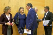 El consejero de Sanidad, Antonio María Sáez, junto a las organizaciones sindicales.-ICAL