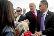 Trump (centro) saluda a varios ciudadanos a su llegada al aeropuerto internacional de Saint Louis, el 29 de noviembre.-AP / ANDREW HARNIK