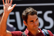 Federer se despide del público en Roma tras perder alnte Thiem.-AFP / TIZIANA FABI