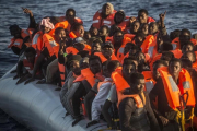 Refugiados e inmigrantes subsaharianos esperan ser rescatados por Proactiva Open Arms frente a la costa de Libia.-AP / SANTI PALACIOS