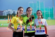 Cristina Peña -en el centro- posa con sus compañeras en el podio del 5.000, ayer, en Tarragona.-ECB