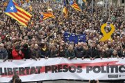 Cabecera de la manifestación de la ANC y Òmnium contra la detención de Puigdemont en Barcelona, este domingo.-ROBERT RAMOS