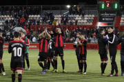 Los jugadores del Reus saludan a su afición tras empatar contra el Numancia.-PERE SERRA
