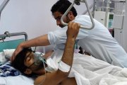 Uno de los miembros de MSF, herido tras el bombardeo, es tratado en un hospital de Kabul.-AFP / WAKIL KOHSAR