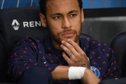 Neymar, en el banquillo del Paris Saint-Germain.-AFP / ANNE-CHRISTINE POUJOULAT