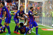Messi celebra efusivamente el gol tras el lanzamiento de botellas que sufrieron en Mestalla los jugadores con el 2-3.-JOSÉ JORDAN