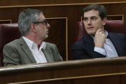 El líder de Cs, Albert Rivera, y el secretario general, José Manuel Villegas, en el Congreso.-EL PERIÓDICO (EFE / ZIPI)