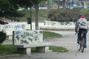 Pintadas en el mobiliario urbano delparque Félix Rodríguez de la Fuente. ECB