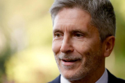 El ministro de Interior, Fernando Grande-Marlaska, atiende a los medios de comunicación tras el encuentro que ha mantenido hoy en Rabat con su homólogo marroquí.-JUANJO MARTÍN
