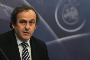 Michel Platini observa atentamente durante un congreso organizado por la UEFA.-REUTERS / PETR JOSEK