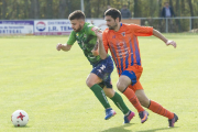 Zamora forcejea con un jugador del Atlético Astorga en el duelo de ayer en Castañares.-Israel L. Murillo