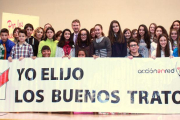 Pancarta con alumnos del IES López de Mendoza que han participado en las actividades del programa de la asociación Acción en Red.-ECB