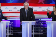 De izquierda a derecha, Joe Biden, Bernie Sanders y Kamala Harris, durante el segundo debate demócrata, en Miami.-X90033