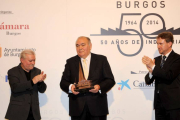 Cristino Díez, diseñador del galardón, José María Peña, quien recibió uno de los reconocimientos y el alcalde de Burgos, Javier Lacalle.-ISRAEL L. MURILLO