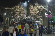 La iluminación navideña animará calles, paseos y plazas hasta el 7 de enero.-