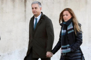 Ricardo Costa llega a la Audiencia Nacional junto con su pareja-CHEMA MOYA (EFE)