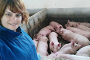 Marta Llorente junto a varios ejemplares de su explotación porcina, ubicada en el término municipal de Zazuar, en la Ribera del Duero.-ECB