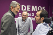 El secretario general de Podemos Aragón, Pablo Echenique (d), durante la reunión que ha mantenido con el exjefe del Estado Mayor (JEMAD) Julio Rodríguez, número 2 en la lista de este partido al Congreso de los Diputados por Zaragoza, y el profesor Pedro A-EFE