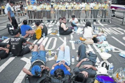 Los manifestantes bloquean una calle en las proximidades de la sede del Gobierno local de Hong Kong.-Foto: REUTERS / CARLOS BARRIA