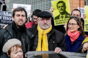Los exconsellers catalanes Antoni Comín (izquierda) y Lluis Puig (centro).-EPA