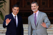 Pedro Sánchez y Felipe VI, en el despacho de verano en Marivent del 2018.-EFE / BALLESTEROS