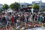 Homenaje a las víctimas de la matanza de Múnich, frente al McDonald's donde tuvo lugar el ataque.-AFP / CHRISTOF STACHE