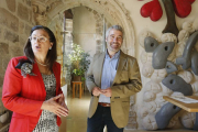 Rosa Pérez, directora de la Obra Social y Cultural de la Fundación, y Jorge Simón, director de Cáritas-RAÚL G. OCHOA