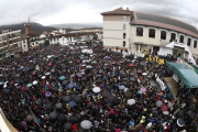 La manifestación de Alsasua contra la mala imagen que se proyecta de la población tras unos enfrentamientos con la Guardia Civil.-EFE / JESUS DIGES