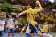 Peciña se dispone a lanzar sobre portería en el choque ante el Granollers.-ALBERTO CALVO